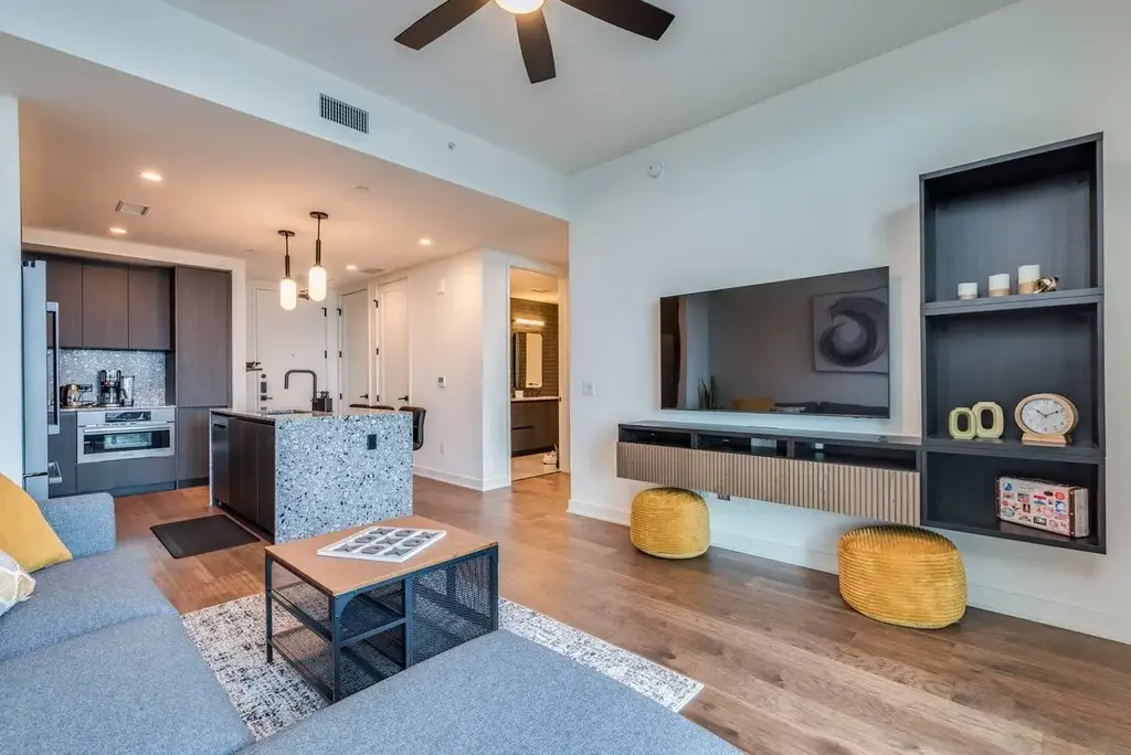 84 East Avenue 1902, Austin