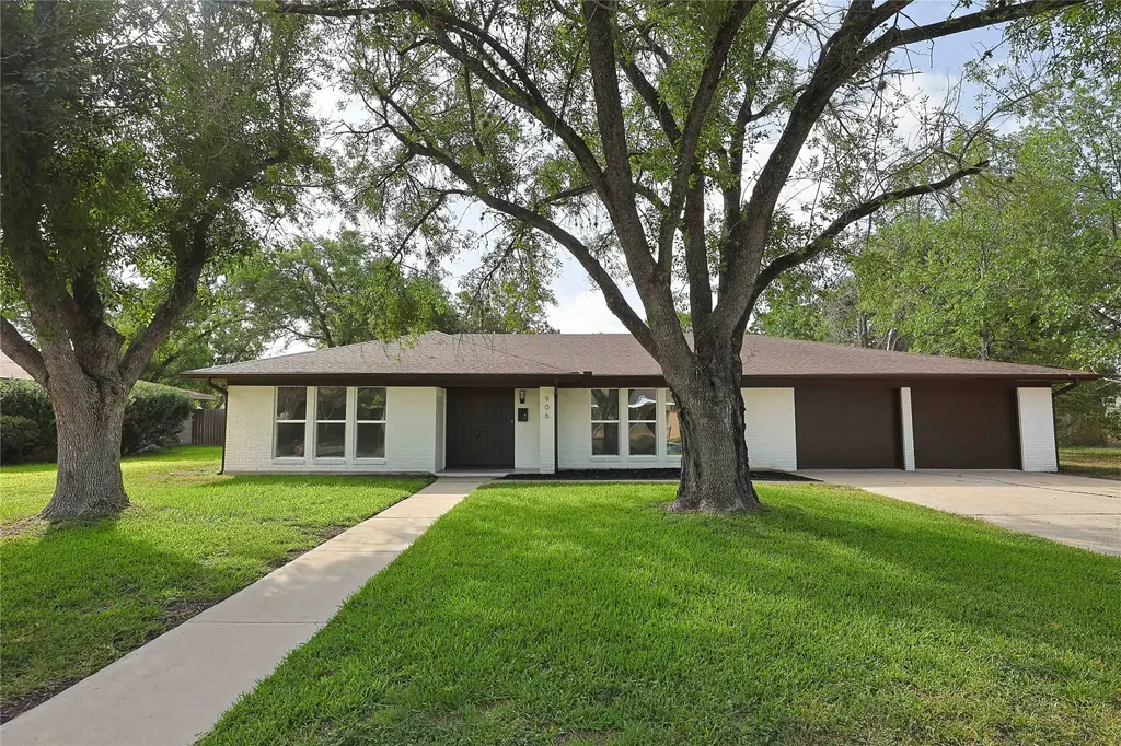 906 Merritt Drive, Lockhart