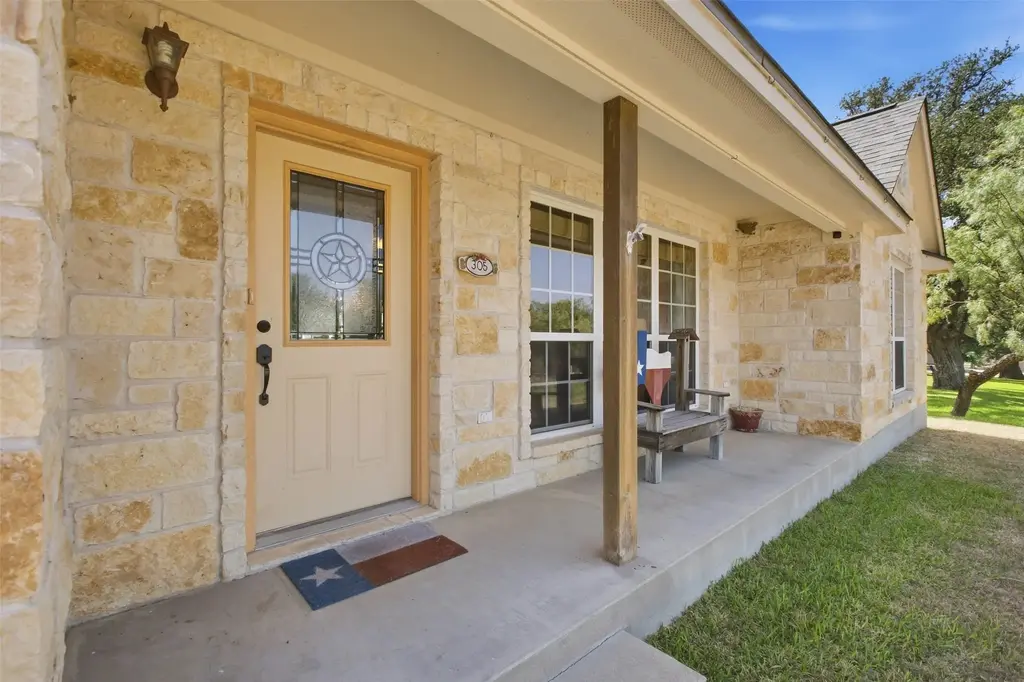 305 Pecan Drive, Kingsland