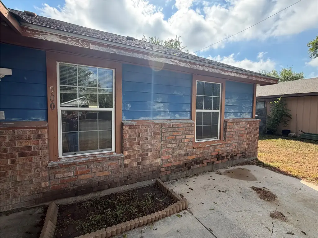 900 Lee Lane, Lockhart