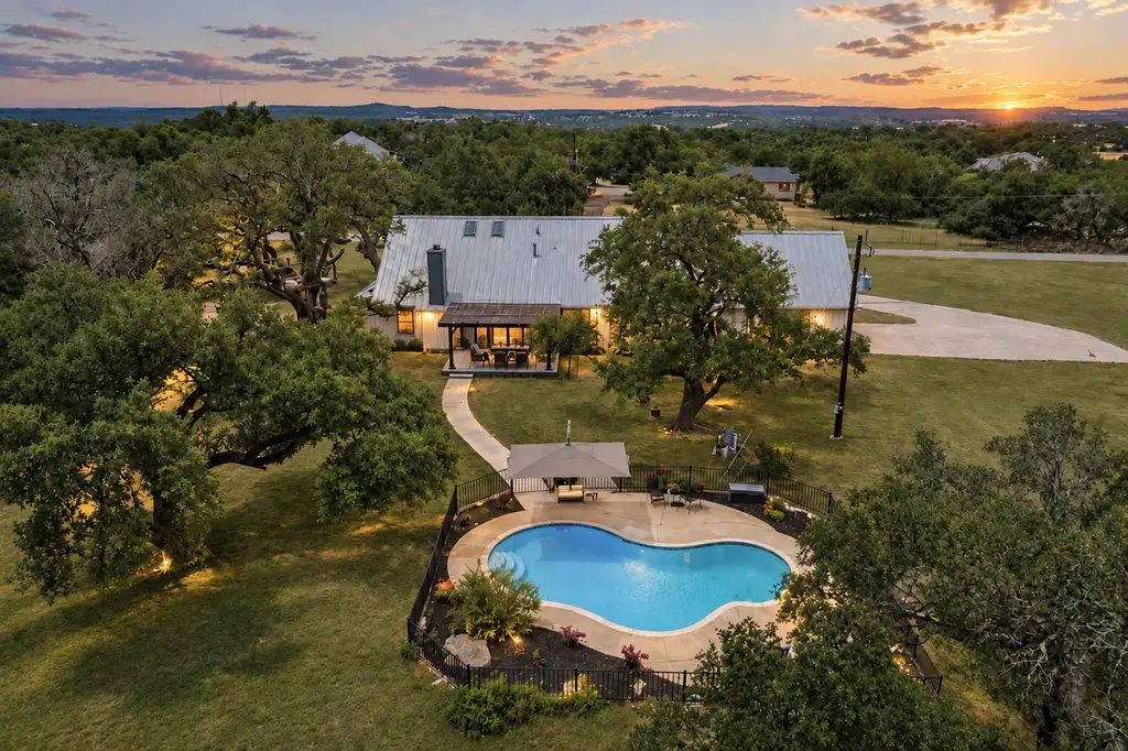 400 Oak Springs Drive, Dripping Springs