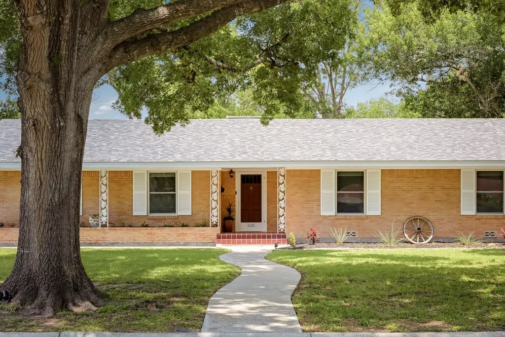 1215 W Live Oak Street, Lockhart
