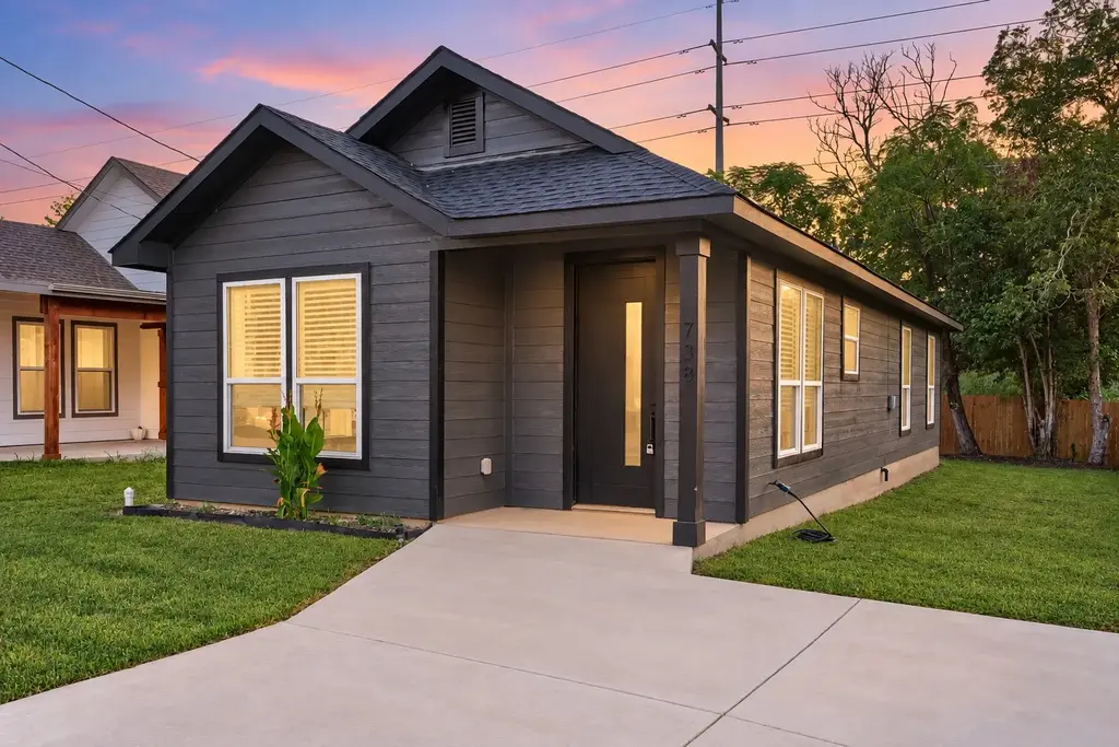 738 Chihuahua Street, Lockhart