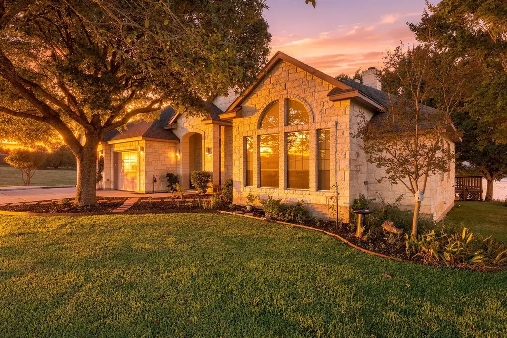 110 Dog Leg Street, Meadowlakes