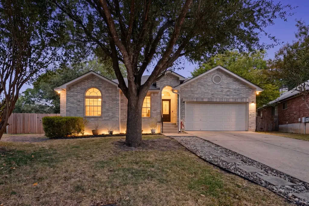 906 Hollow Trail Court, Round Rock