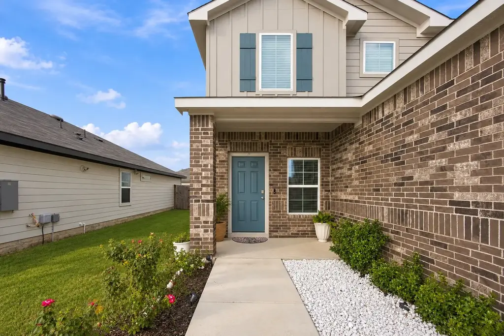 20204 Heinrich Lane, Manor
