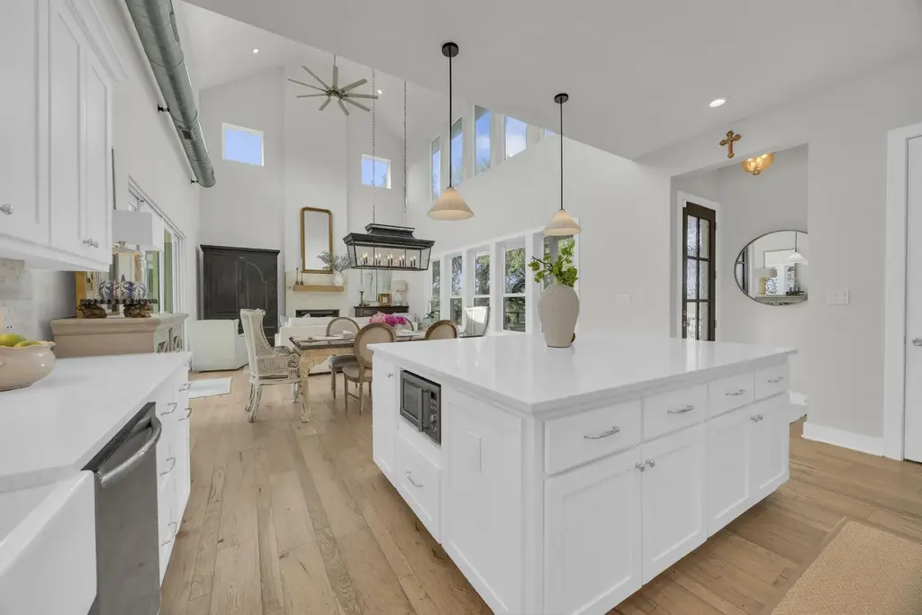 501 Alva Drive, Spicewood