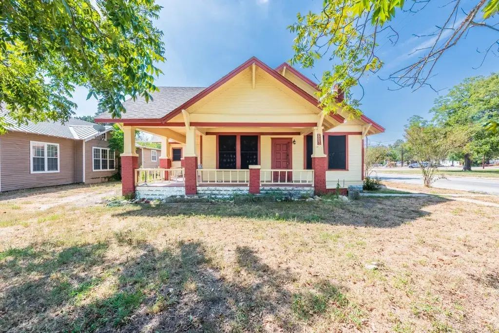 802 E Crockett Street, Luling
