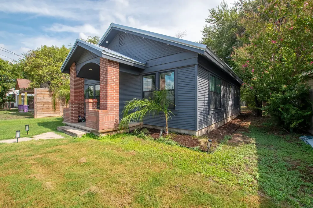 207 S Chestnut Street, Lampasas