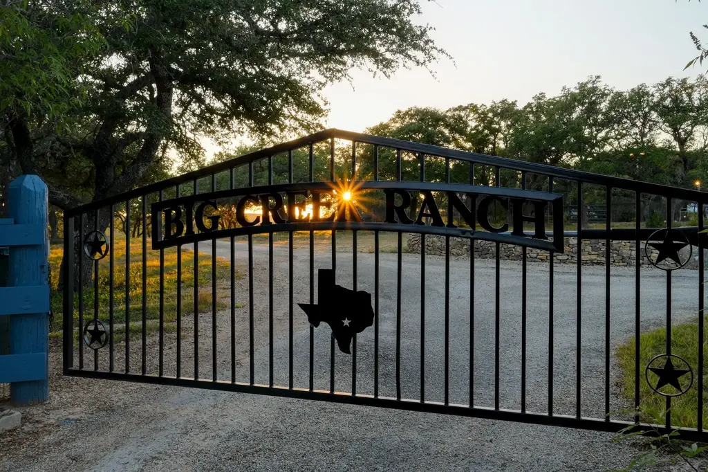 100 Big Creek Road, Blanco