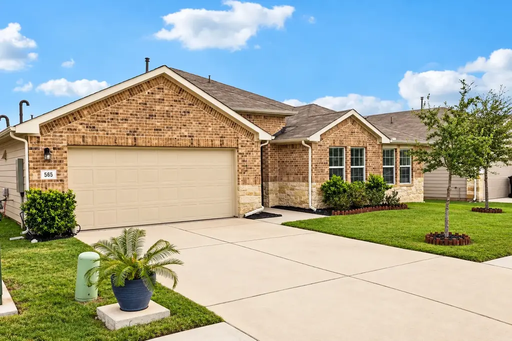565 Apache Plum Drive, Kyle