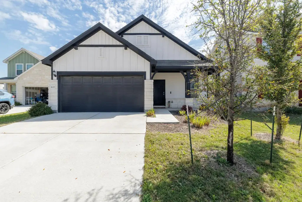 1620 Holly Lake Drive, Leander