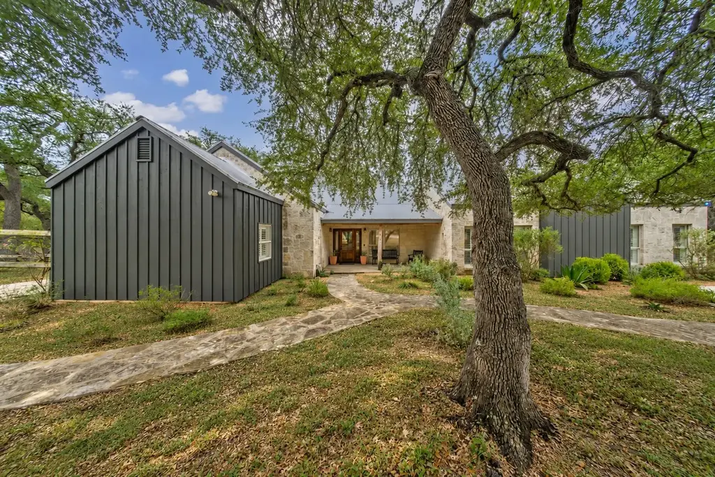 188 Broken Lance Drive, Dripping Springs