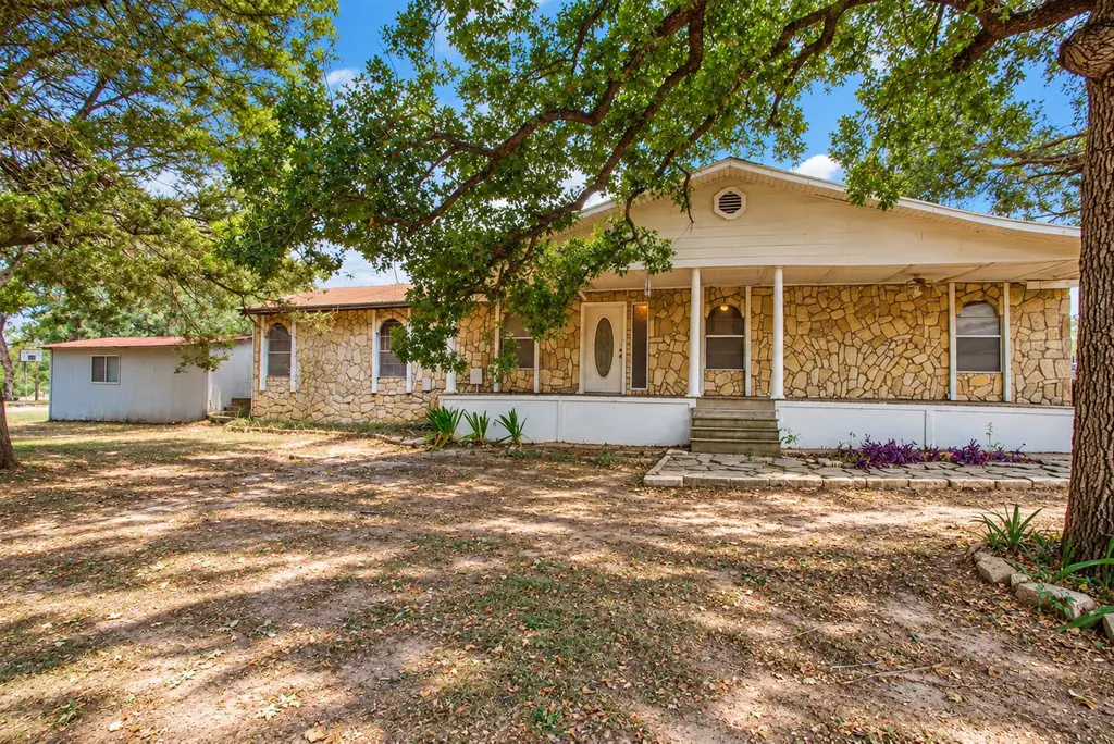 354 Alta Vista Drive, Bastrop