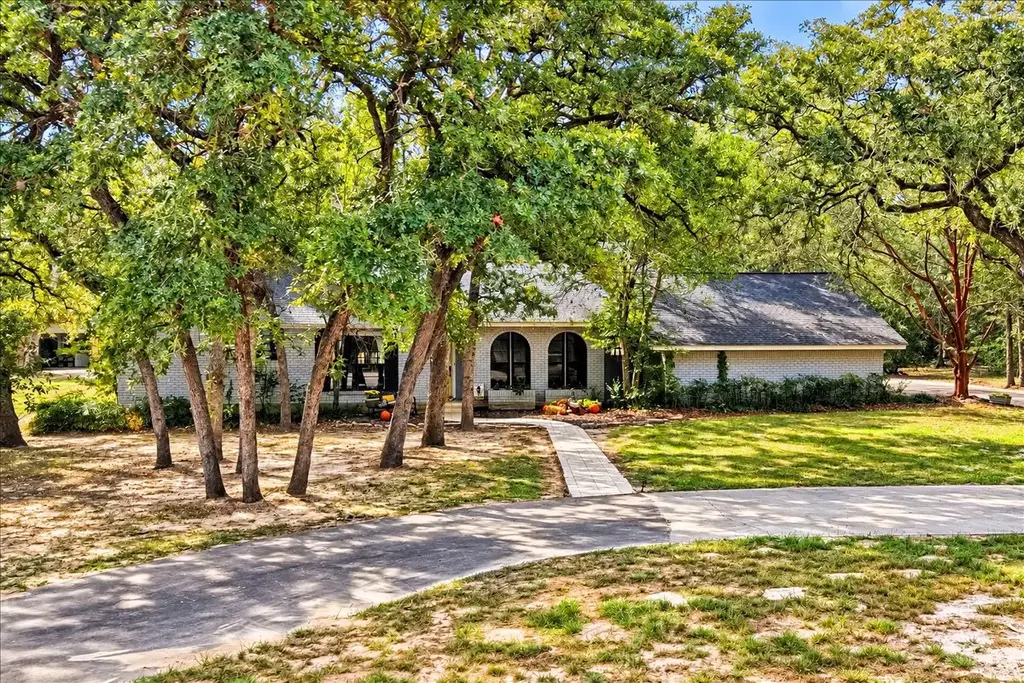 111 Post Oak Drive, Elgin