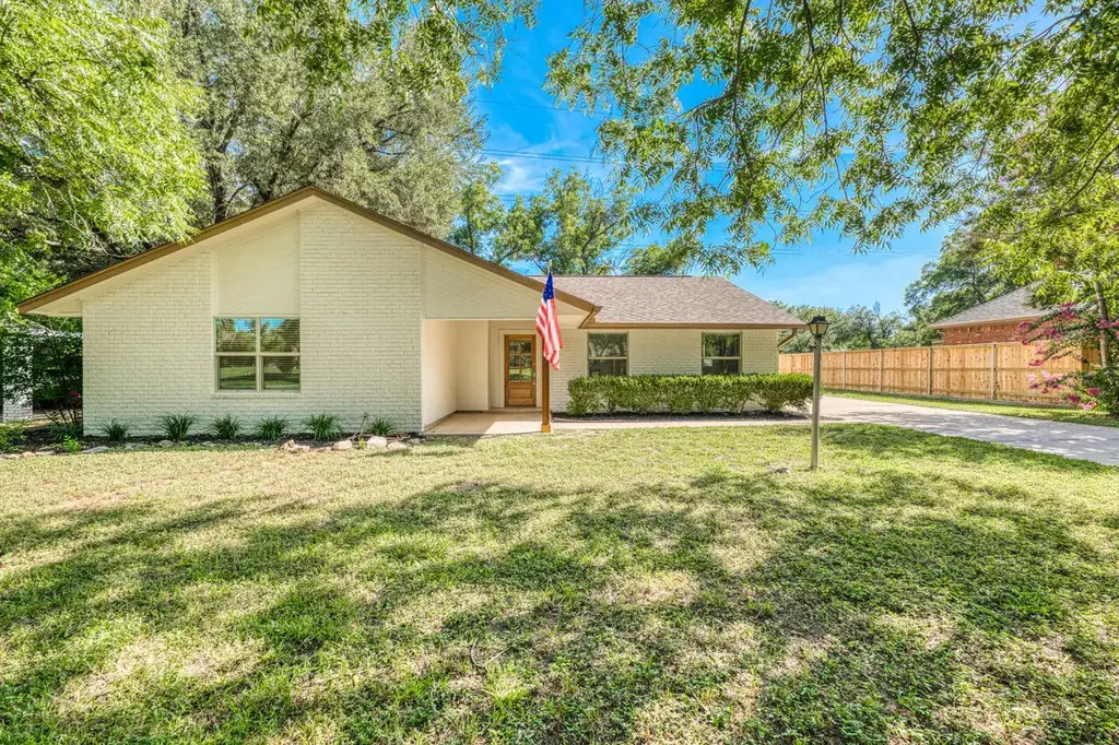 319 Columbine Street, Meadowlakes