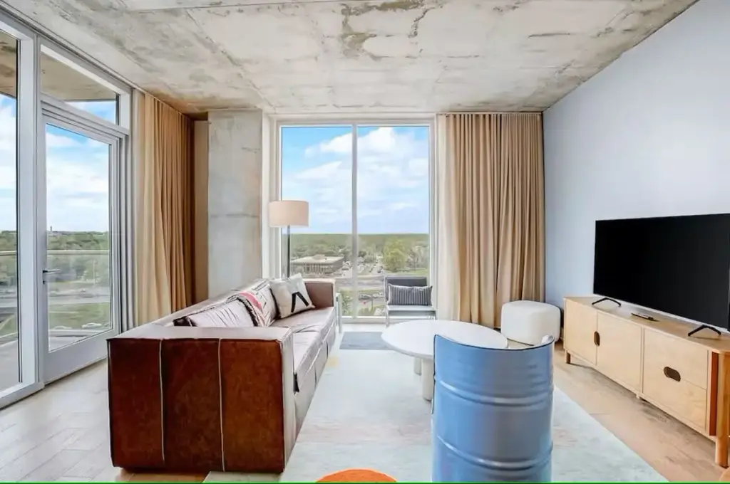 48 East Avenue 1104, Austin