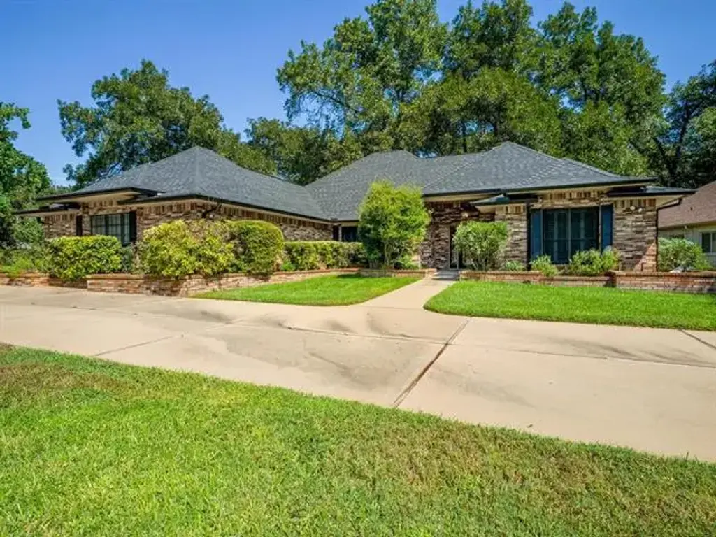 279 Quail Street, Meadowlakes