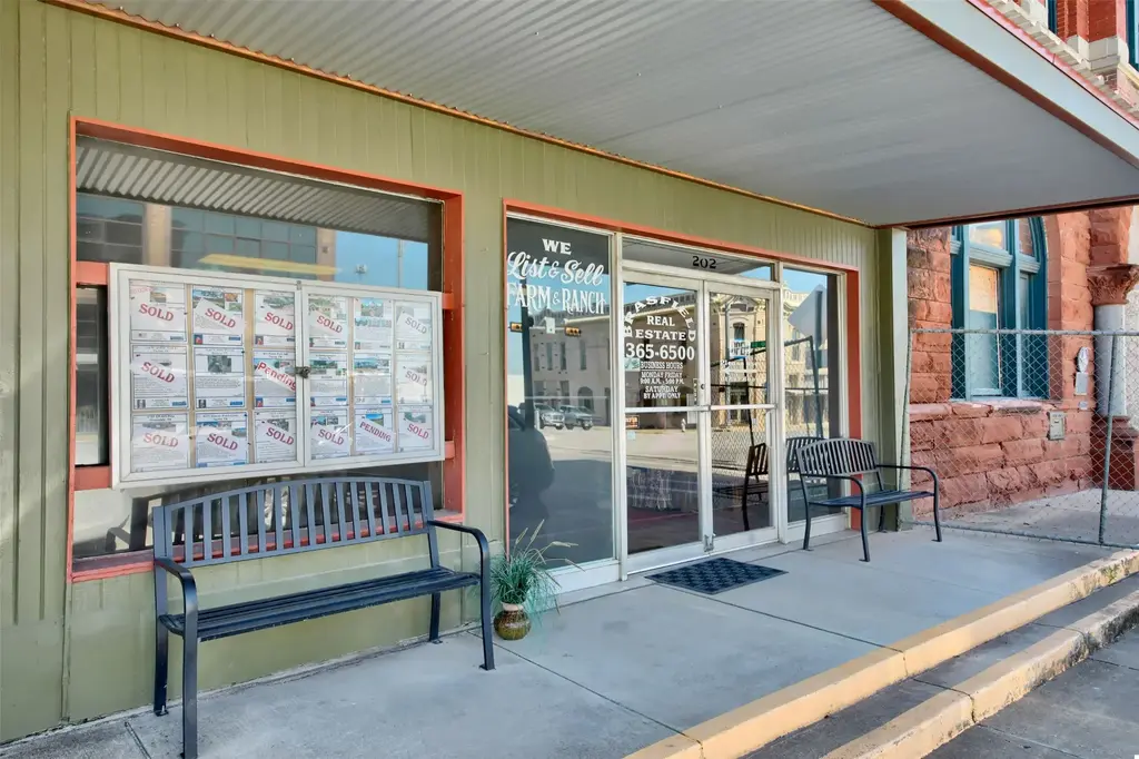 202 N Main Street N, Taylor