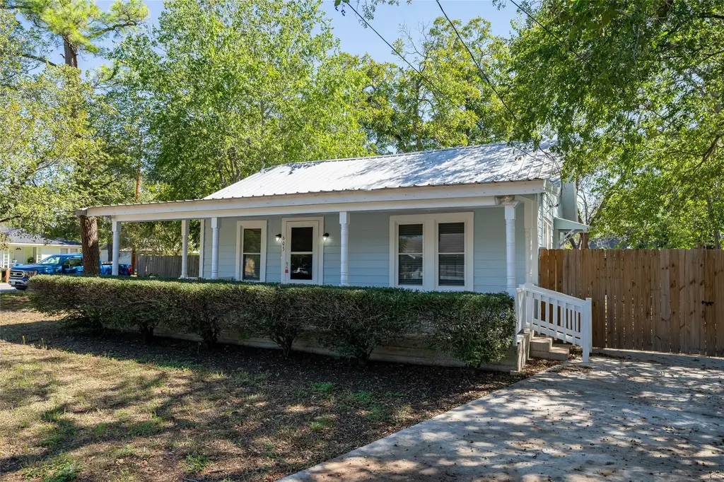 603 S Laurel Avenue, Luling