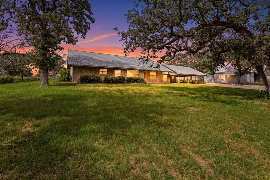 6589 State Highway 304 Highway, Harwood