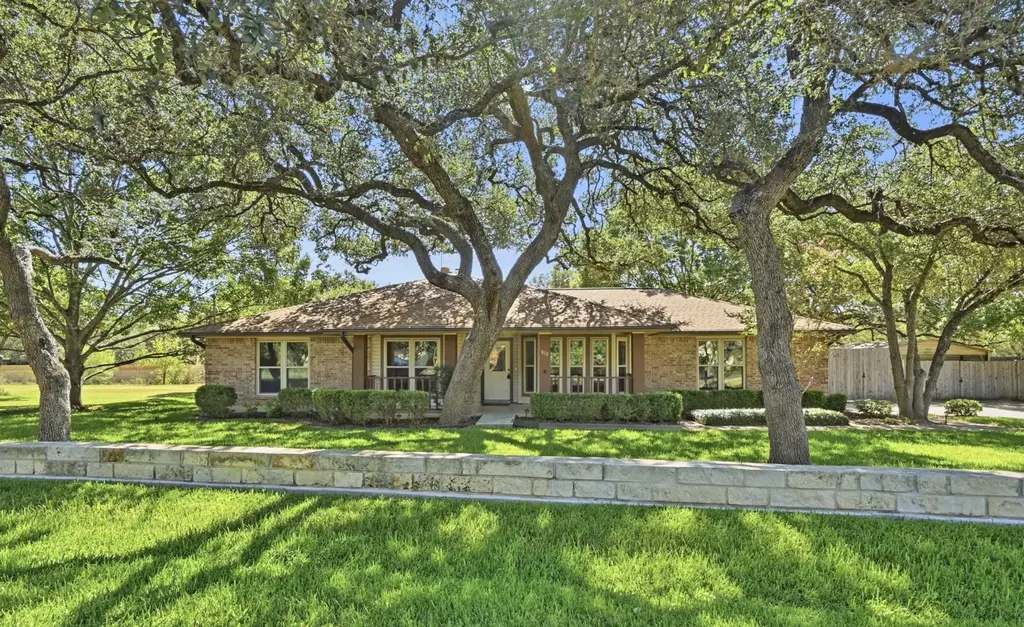 810 Pine Siskin Drive, Buda