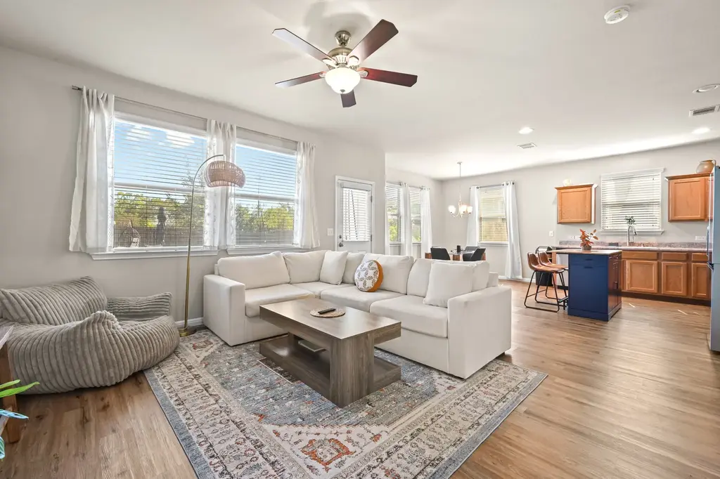 528 Twisted Oaks Lane, Buda