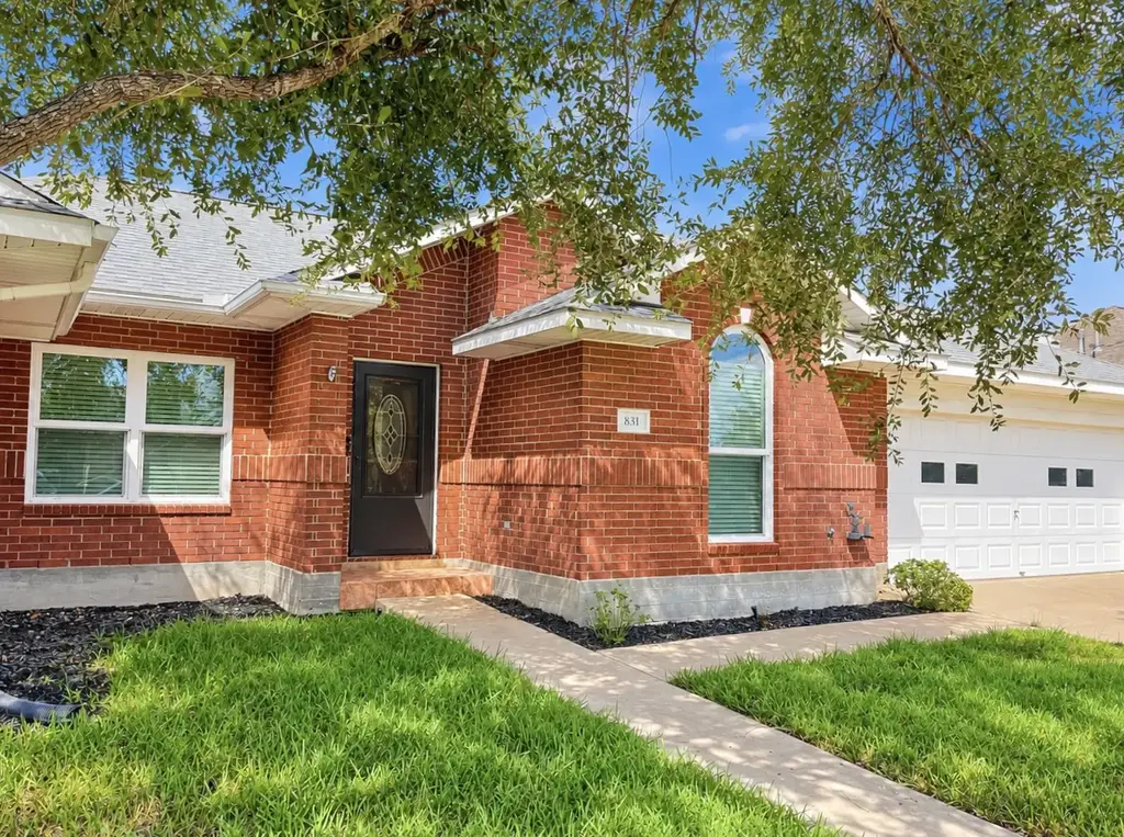 831 Whispering Oaks Drive, Giddings