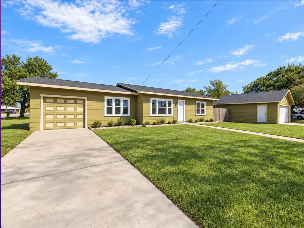 1023 E Houston Street, Giddings