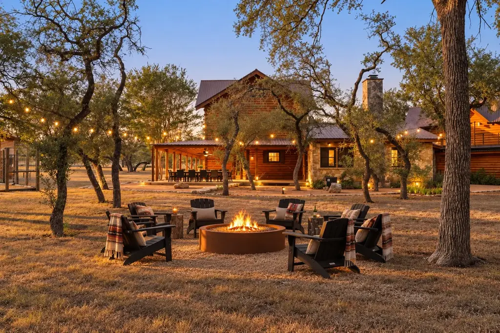 700 Ledgerock Road, Wimberley
