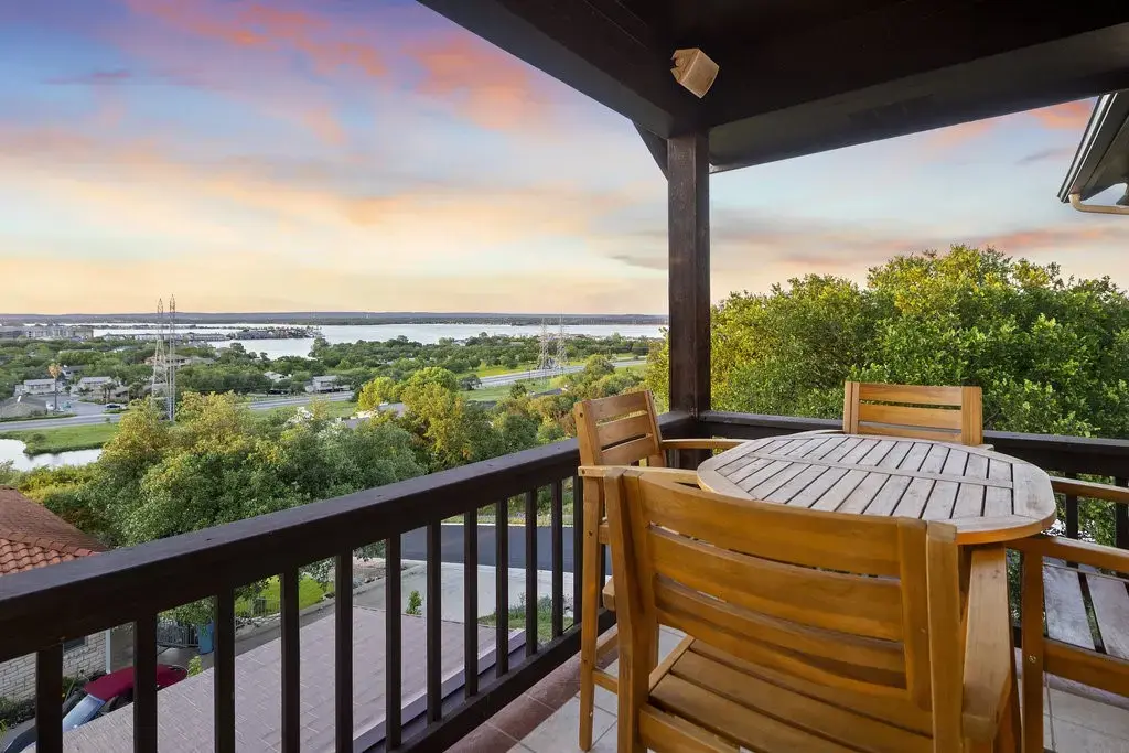 210 Half Moon St, Horseshoe Bay