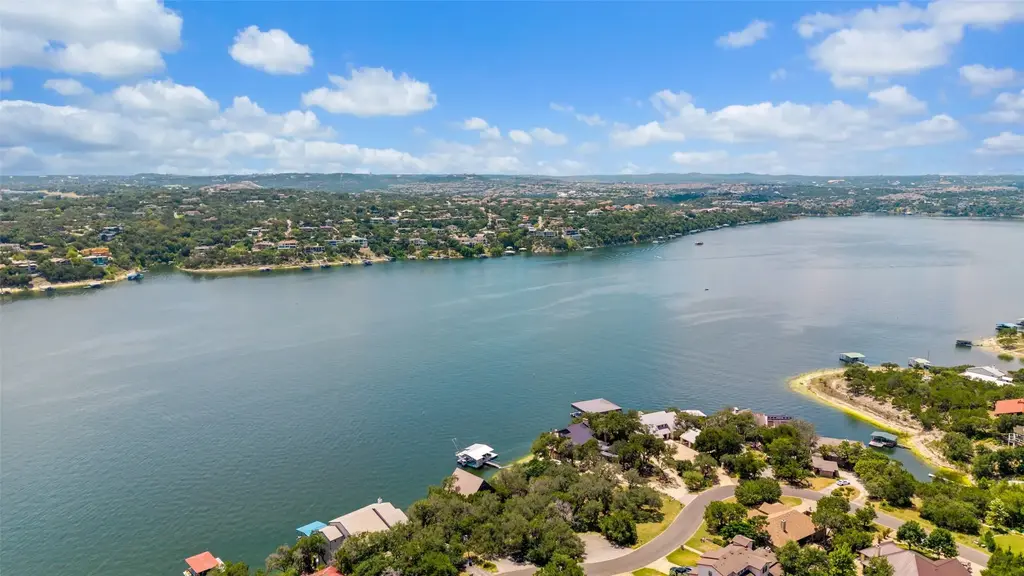 18401 Lakepoint Cir, Point Venture