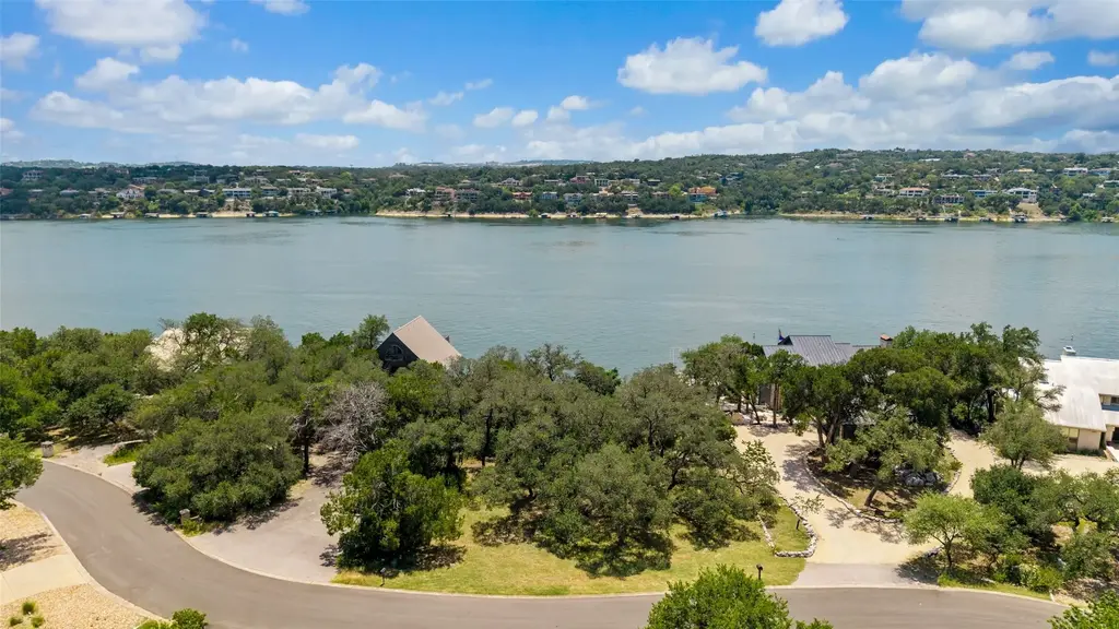 18401 Lakepoint Cir, Point Venture