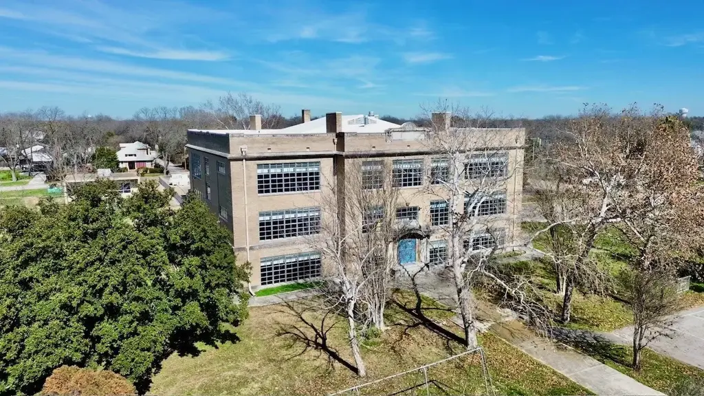 216 E College St, Seguin