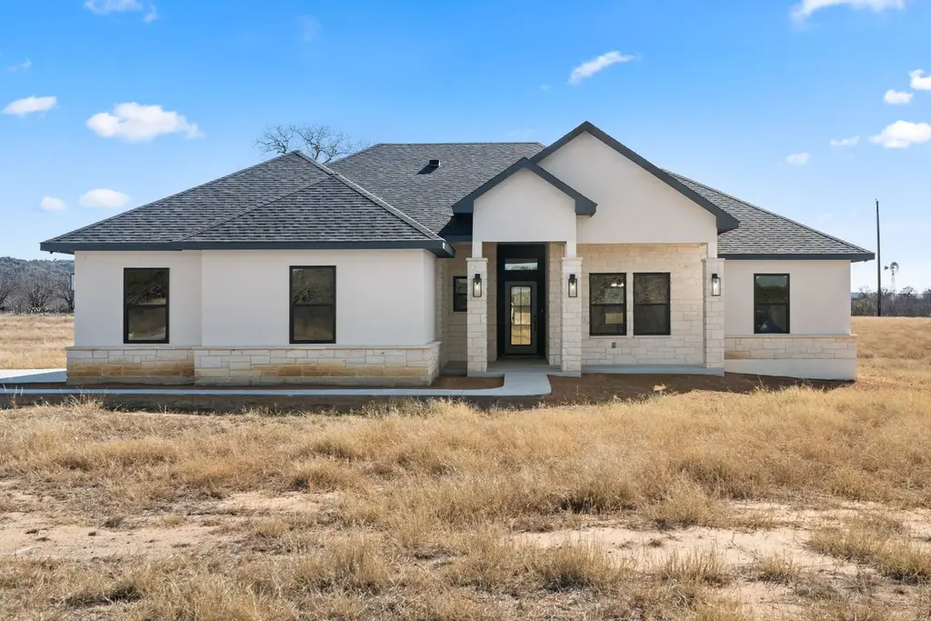 211 Lone Oak Dr, Burnet