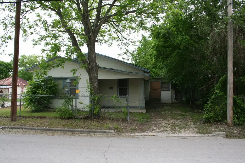 712 Neches St, Lockhart