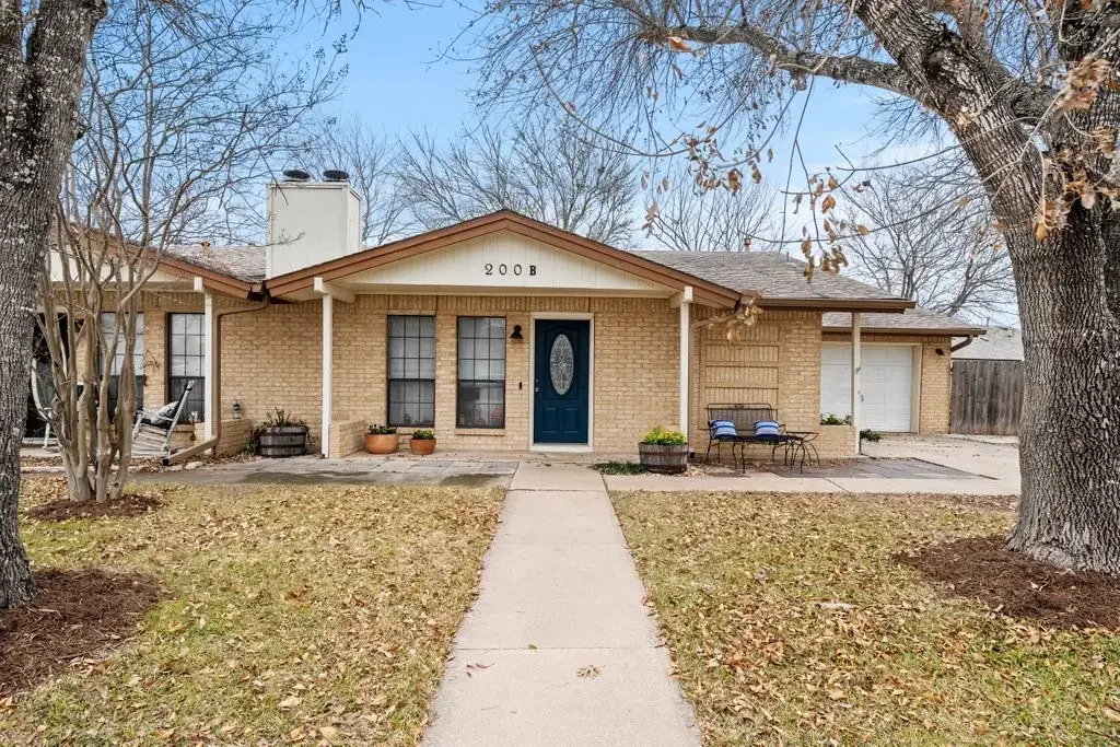 200 Mockingbird Ln B, Lockhart