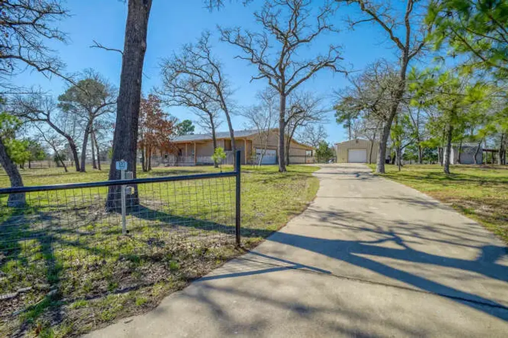 120 Lariat Ct, Bastrop