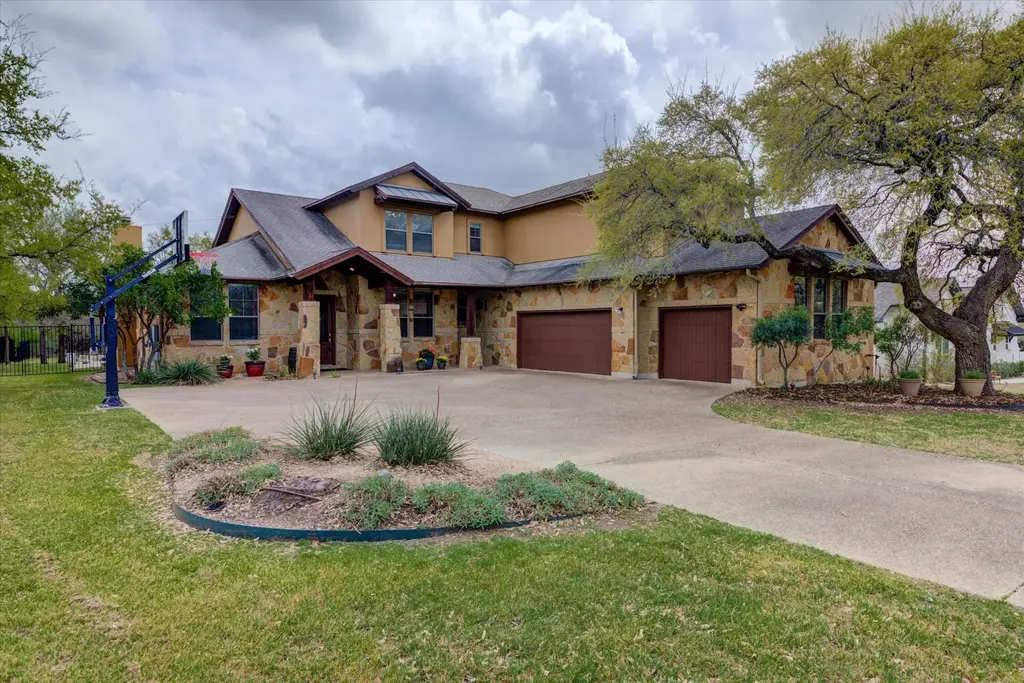 10242 Brangus Rd, Driftwood
