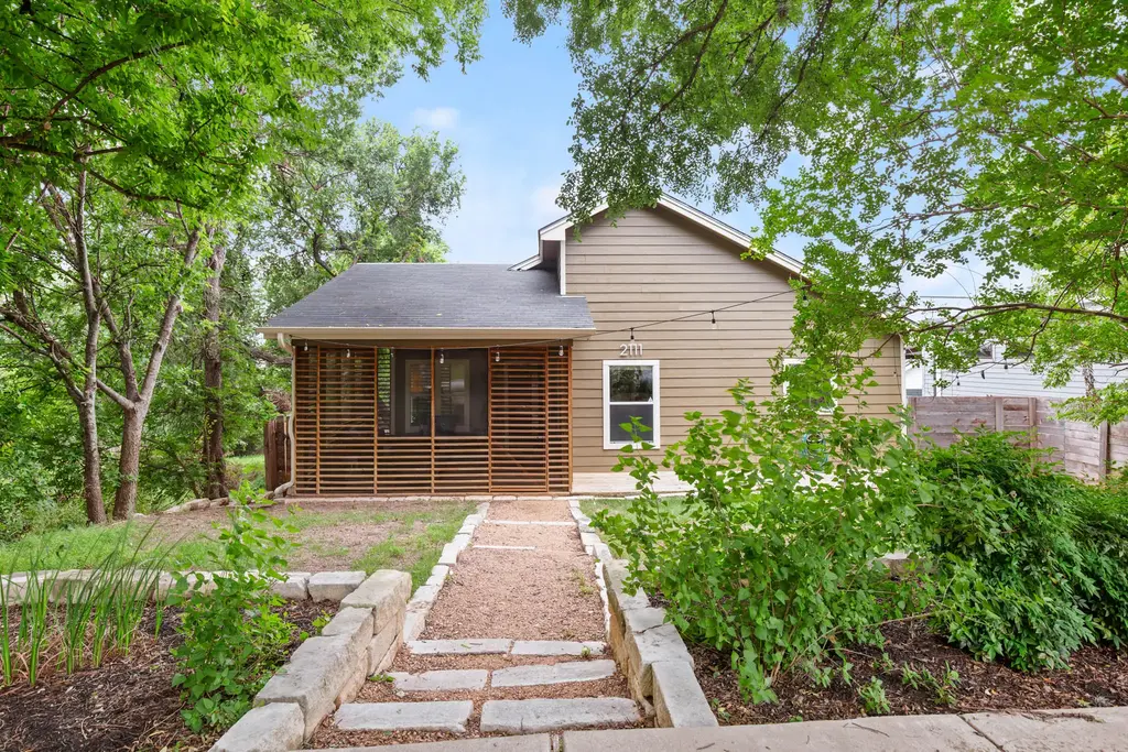 2111 E 8th St, Austin