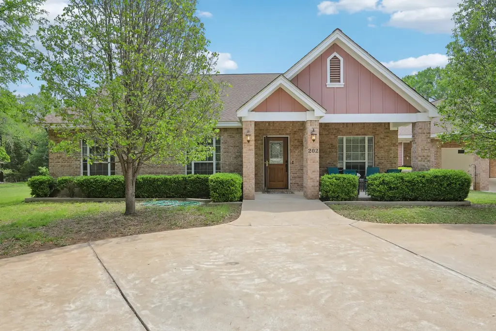 202 Serenada Dr, Georgetown