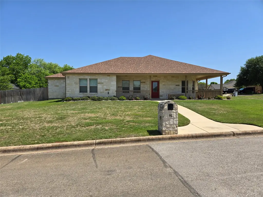95 Pinehurst St, Meadowlakes