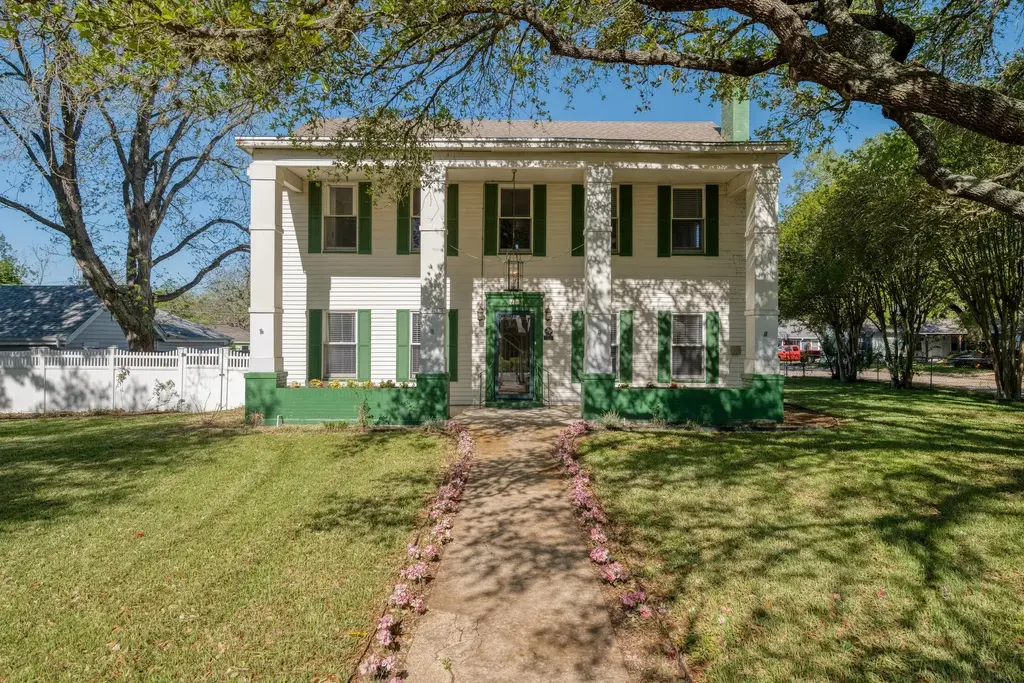 700 S Walnut Ave, Luling