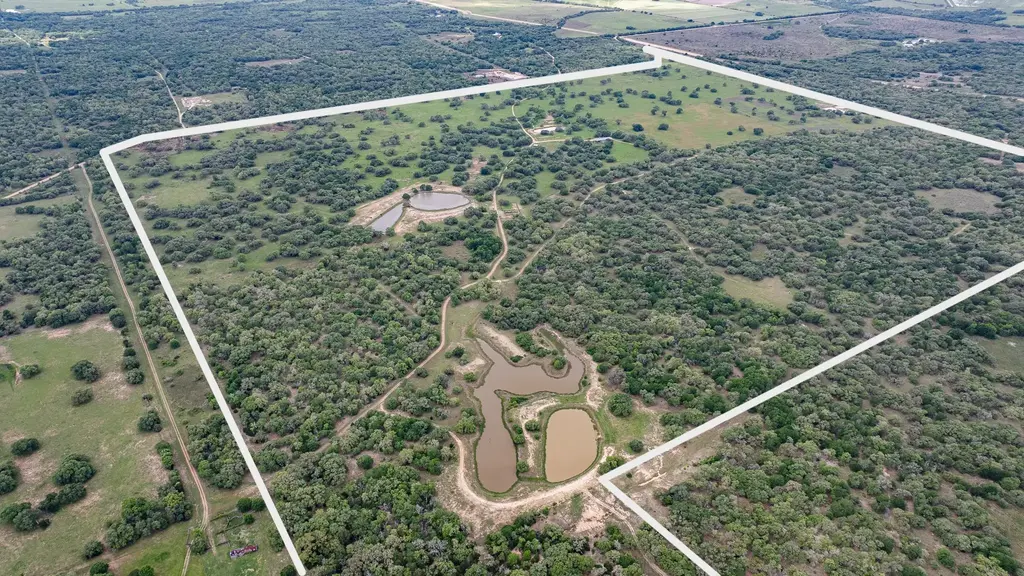 3814 Cr 19, Hallettsville