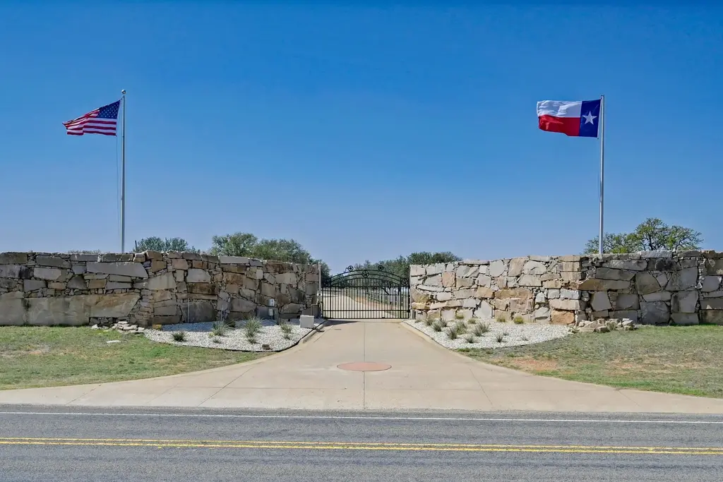 6600 State Highway 71, Llano