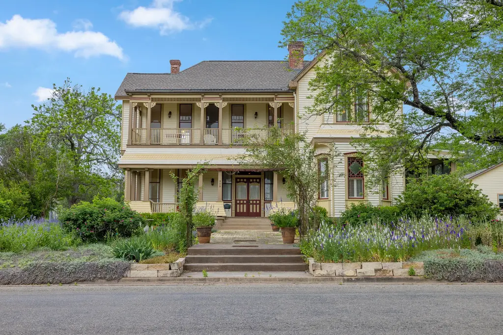 209 E Fannin St, La Grange