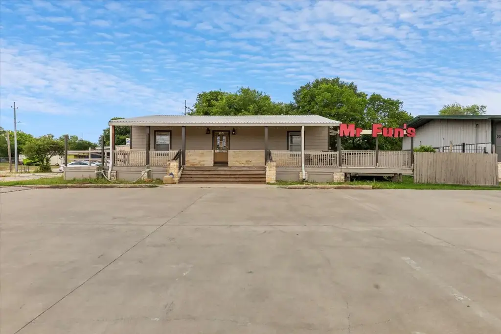 1002 College St, Bastrop
