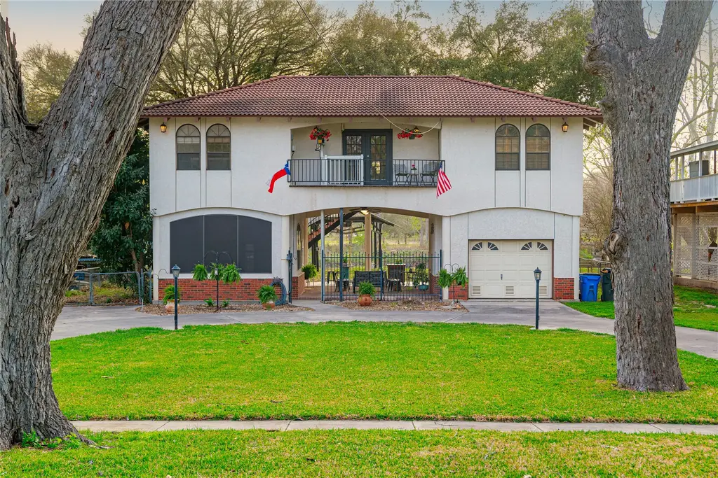 110 Lakeside Dr, Seguin