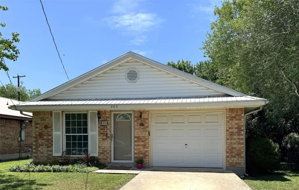 305 Ivy Ave, Luling