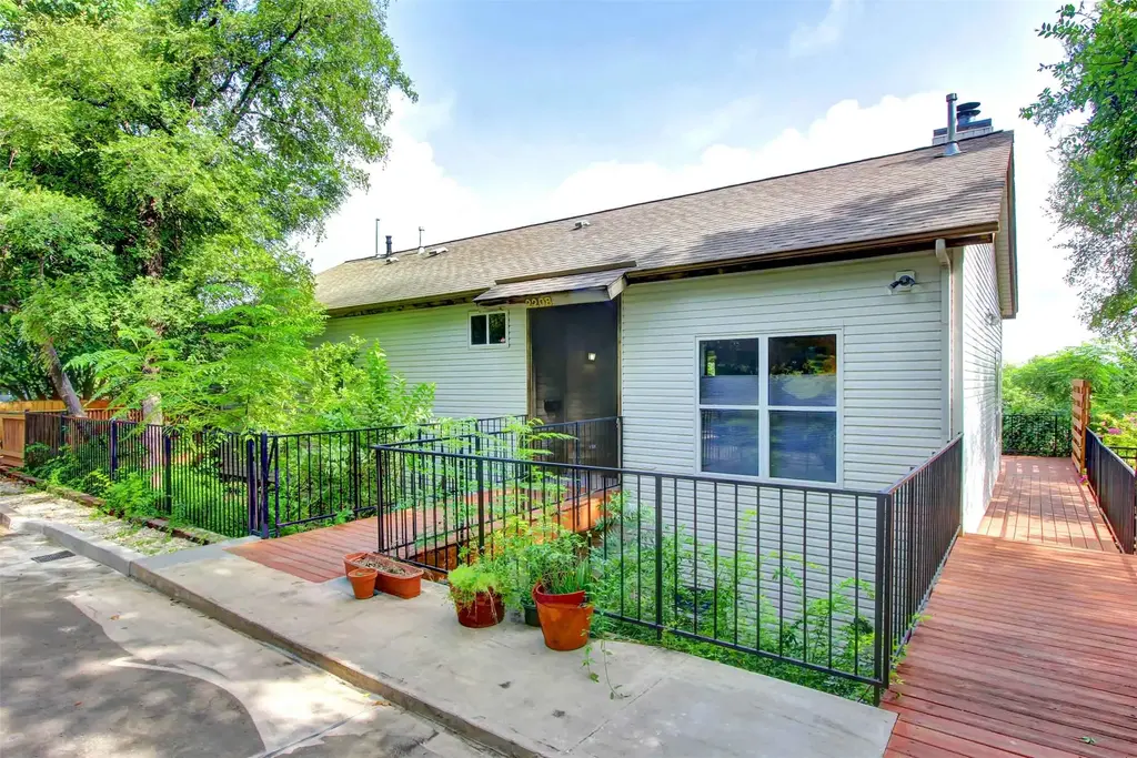 2208 Trailside Dr, Austin
